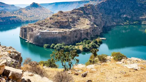 The Euphrates River currently features drastically reduced water levels, shrunken channels, and exposed dry riverbeds in many downstream areas of Syria and Iraq, contrasted with managed, full hydropower reservoirs in its upper stretches in Turkey.